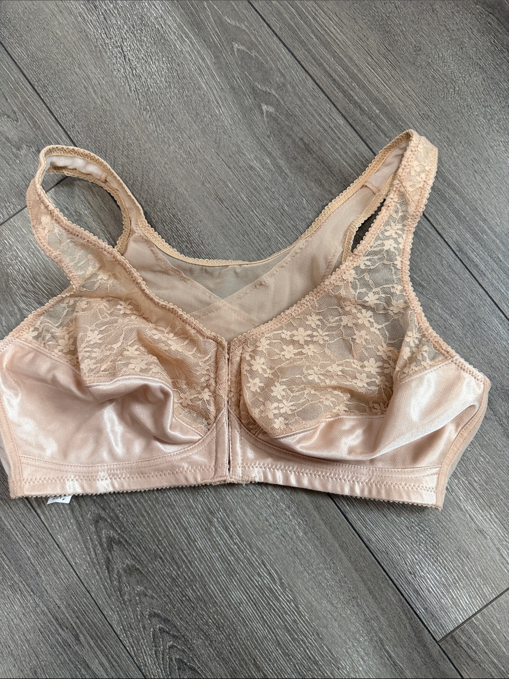 Front-Closure Lace Support Bra in Light Nude